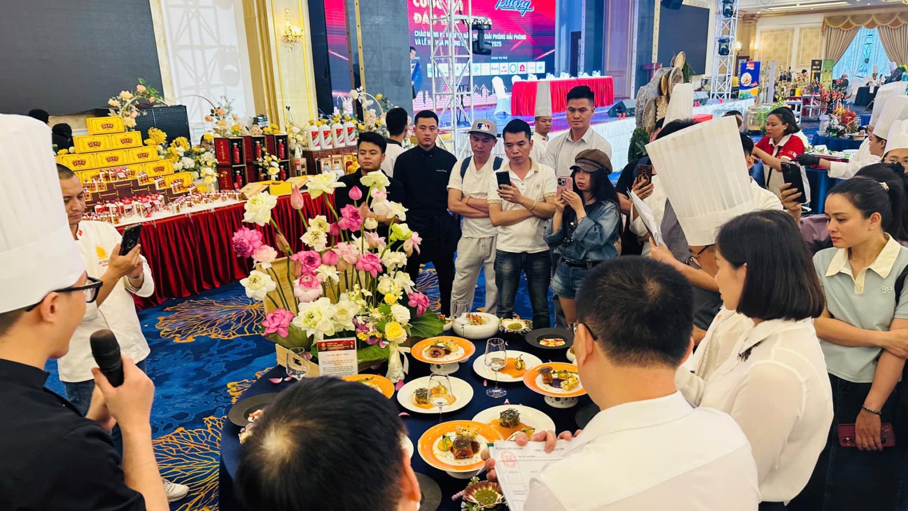Những bất thường trong vụ hàng chục học sinh ngộ độc sau khi nhận bóng bay của người lạ - Vietnam.vn