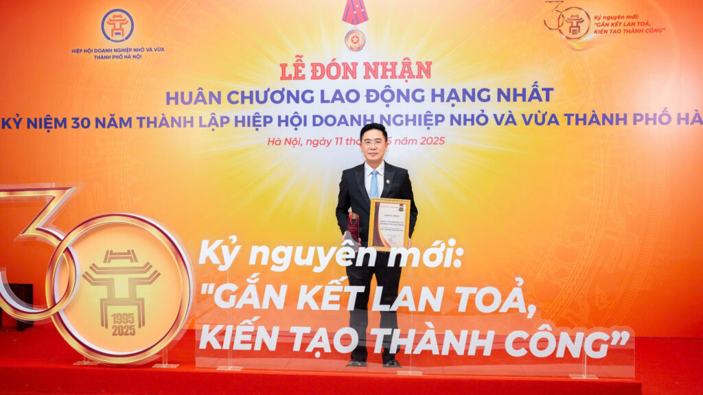 Bị cổ động viên SLNA bỏ rơi, HLV Huy Hoàng nói lời cam chịu - Vietnam.vn