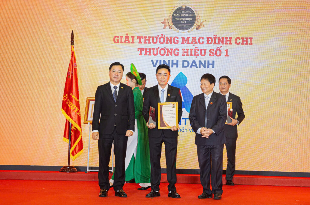 Cận cảnh 3 cây sưa chết khô bên hồ Gươm - Vietnam.vn