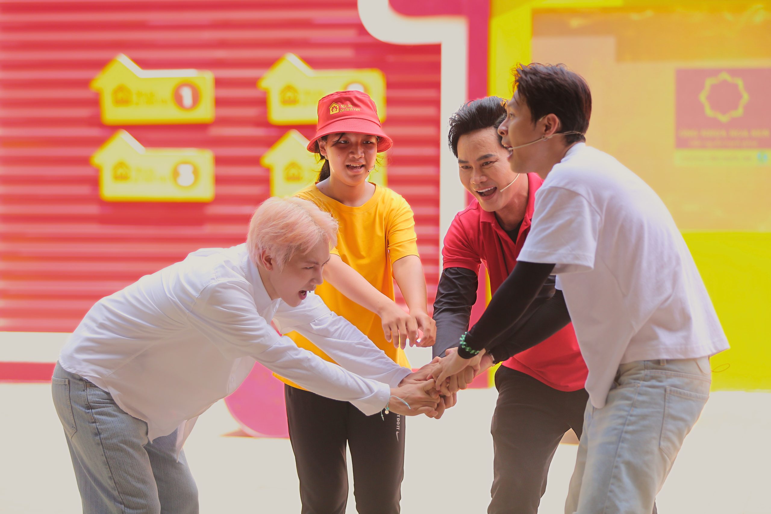 Lấn chiếm vỉa hè, lòng đường làm chỗ kinh doanh bị xử lý thế nào? - Vietnam.vn Các nghệ sĩ khách mời sẽ cùng nhân vật vượt qua những thử thách của chương trình, để mang về những phần thưởng từ nhà tài trợ.