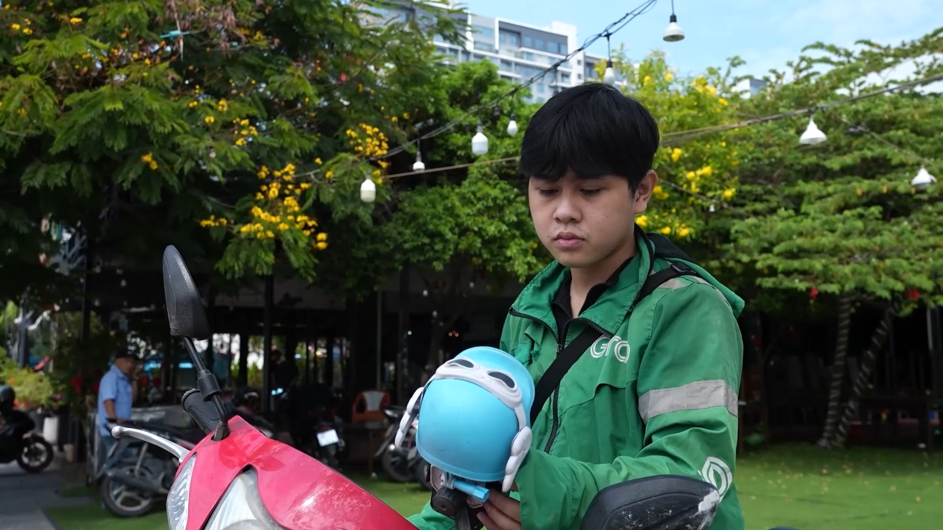 - Vietnam.vn Mỗi ngày, Bảo đều cố gắng làm nhiều nhất có thể, để các em có thêm được bữa cơm no