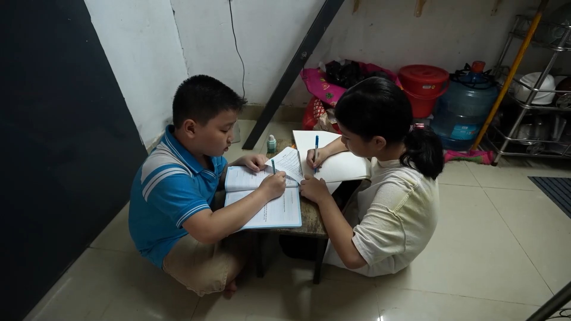 - Vietnam.vn Hai em Bảo Châu và Ngọc Long thương anh trai vất vả, nên rất ngoan và hiểu chuyện