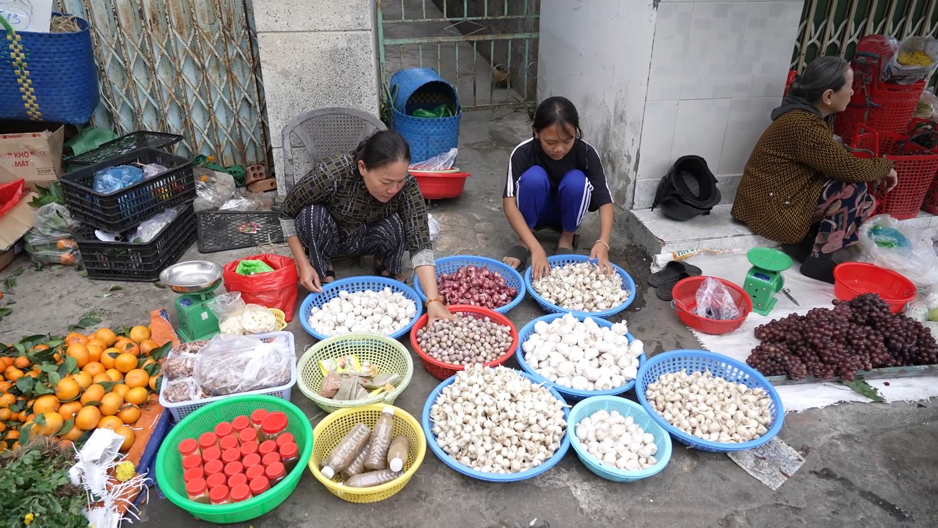 20 năm nhìn từ cuộc chiến - Vietnam.vn Chị Xuân luôn đau đáu nỗi lo khi không còn đủ sức bươn chải với gánh hành tỏi thì sẽ không có tiền trang trải và lo cho 2 con ăn học