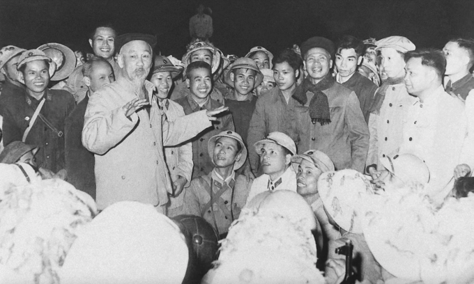 Hồ Chủ tịch đến thăm đơn vị công binh hoàn thành nhiệm vụ bắc cầu phao vượt sông Hồng phục vụ vận tải sẵn sàng chiến đấu, khi cầu Long Biên bị máy bay Mỹ đánh hỏng, vào ngày 5/2/1966. Ảnh: Bộ Tư lệnh Cảnh vệ cung cấp
