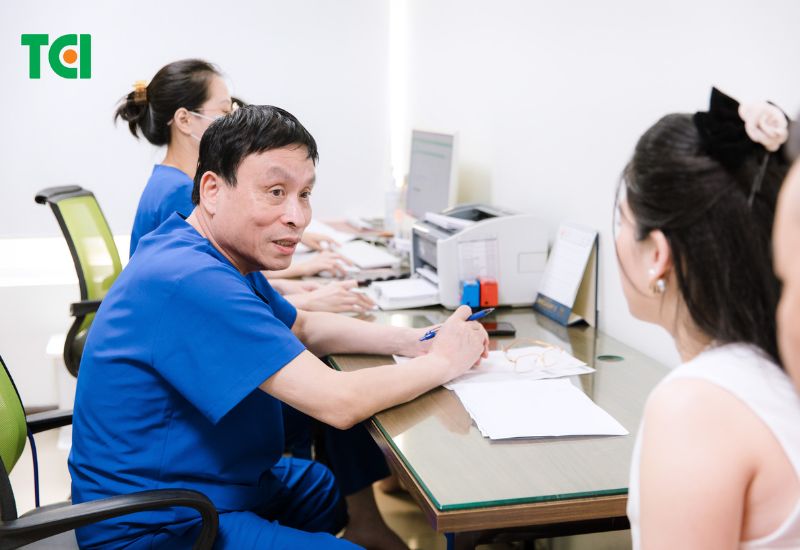 Nữ giảng viên tiếng Anh xinh đẹp biết 6 ngoại ngữ, đang dự thi hoa hậu - 7 - Vietnam.vn Bác sĩ Hà trực tiếp khám, tư vấn và thực hiện ca mổ cho chị Lý.