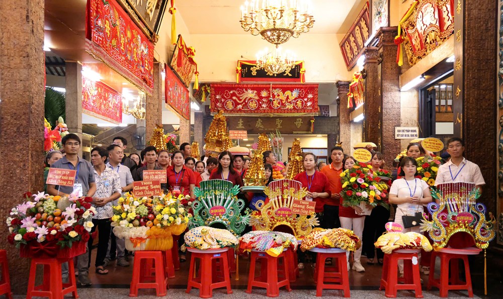 Trang trọng tổ chức nghi lễ tắm Bà Chúa Xứ núi Sam - ảnh 6