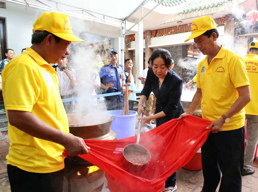 Trang trọng tổ chức nghi lễ tắm Bà Chúa Xứ núi Sam - ảnh 17