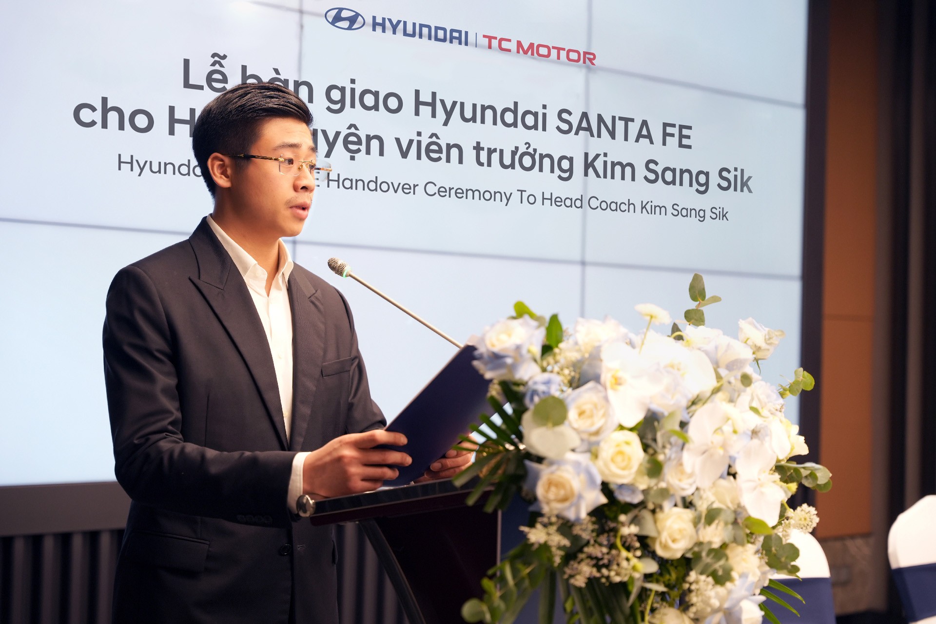 Hyundai Thành Công Việt Nam bàn giao xe Hyundai Santa Fe Calligraphy 2.5 Turbo cho HLV Kim Sang-Sik