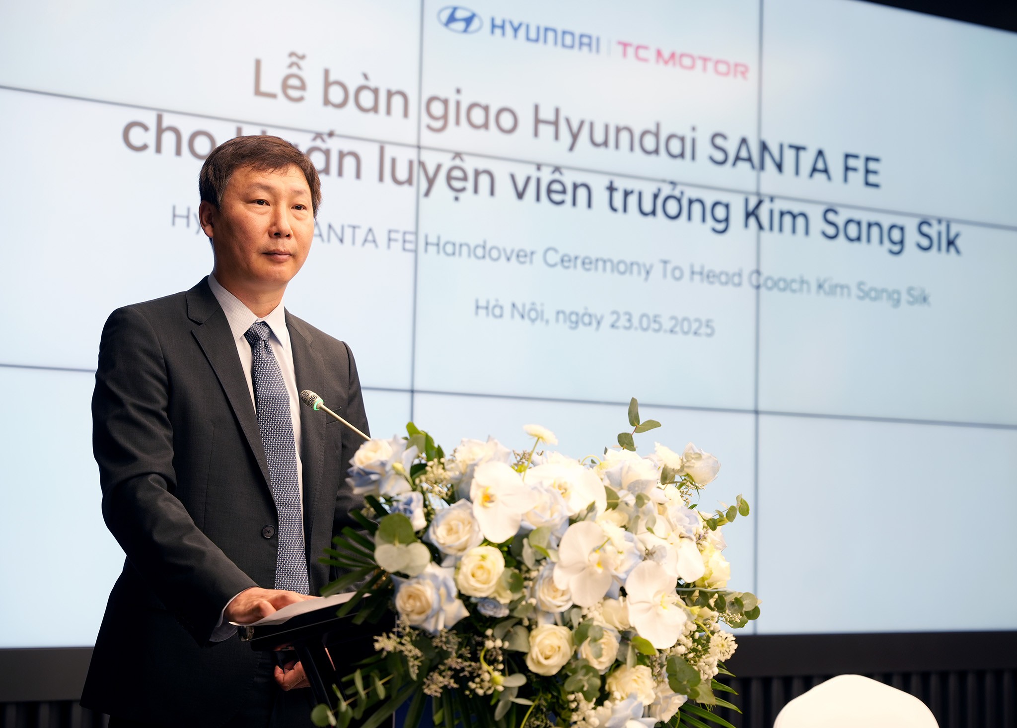 Hyundai Thành Công Việt Nam bàn giao xe Hyundai Santa Fe Calligraphy 2.5 Turbo cho HLV Kim Sang-Sik