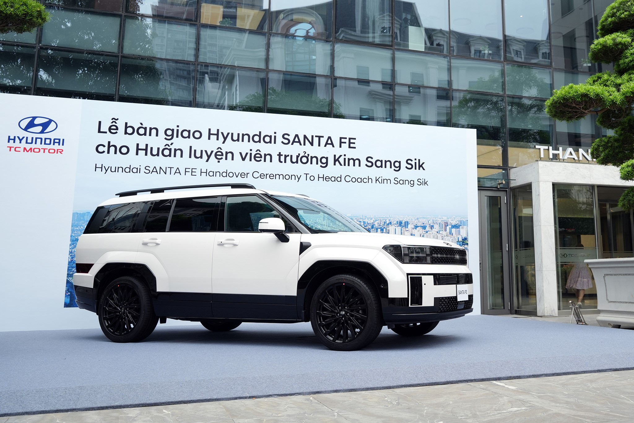 Hyundai Thành Công Việt Nam bàn giao xe Hyundai Santa Fe Calligraphy 2.5 Turbo cho HLV Kim Sang-Sik