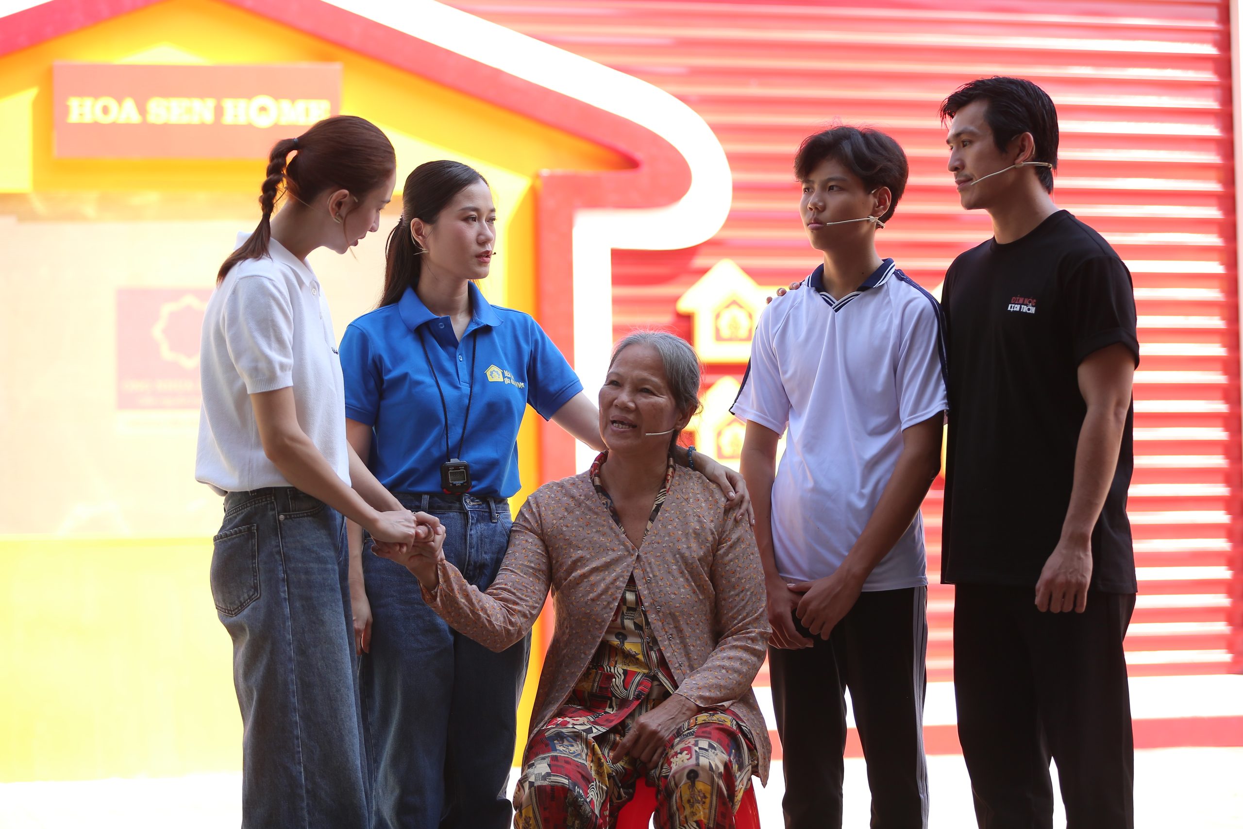 Nỗi lo lớn nhất của người mẹ vừa là sức khỏe của con, vừa sợ mình không đủ sức  để đi tiếp cùng con.