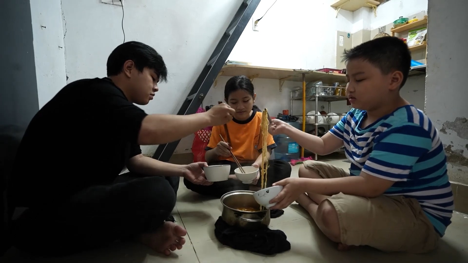 - Vietnam.vn Sau biến cố mất cả cha và mẹ, người anh thứ ba trở thành trụ cột, nuôi dạy 2 em.