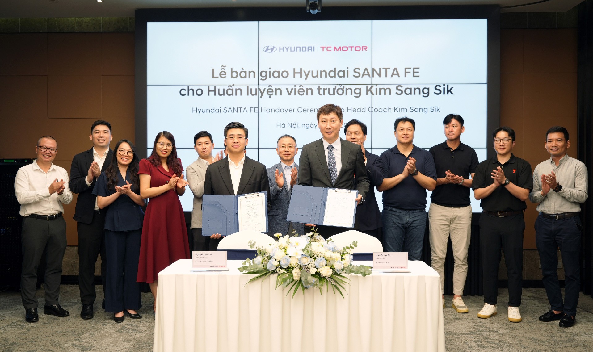Hyundai Thành Công Việt Nam bàn giao xe Hyundai Santa Fe Calligraphy 2.5 Turbo cho HLV Kim Sang-Sik
