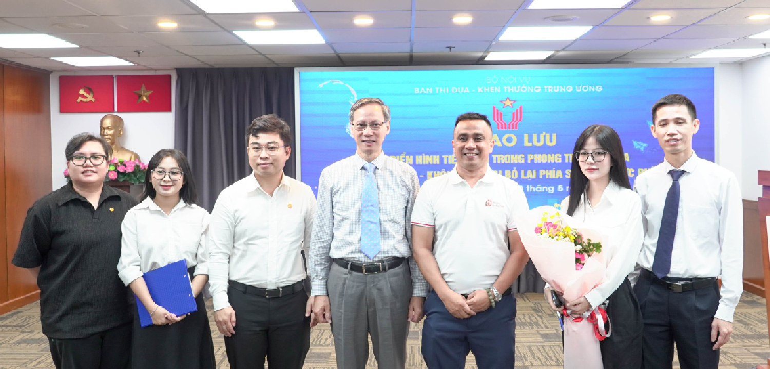 FPT Long Châu triển khai chương trình trả góp mua thuốc điều trị 0% lãi suất qua thẻ ngân hàng - Vietnam.vn Đồng chí Phan Văn Hùng, Phó Trưởng ban Thường trực Ban Thi đua - Khen thưởng Trung ương chụp ảnh lưu niệm cùng đại diện BTC chương trình Mái ấm gia đình Việt