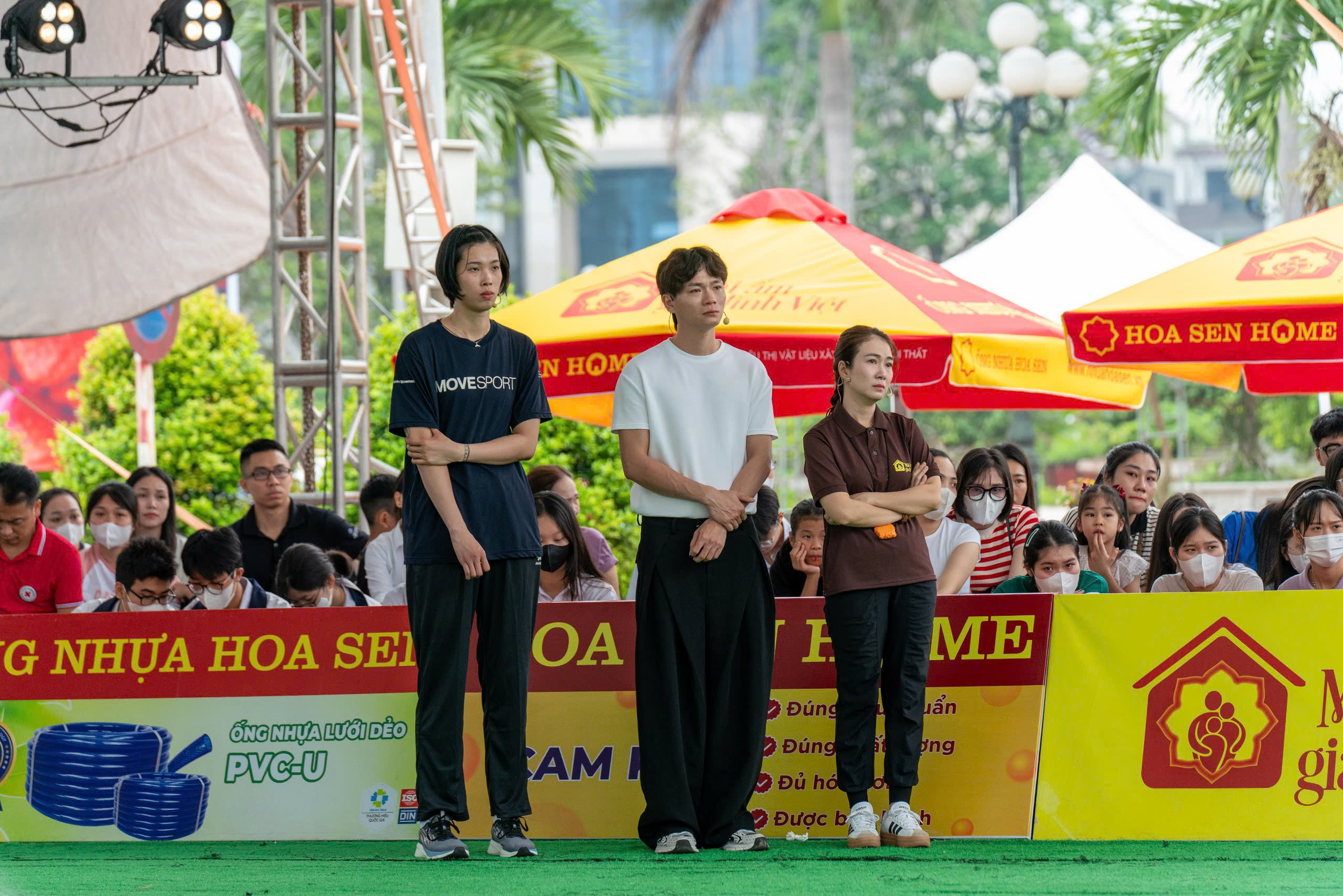 - Vietnam.vn Vận động viên bóng chuyền Trần Thị Thanh Thúy và ca sĩ Tuấn Cry không khỏi xúc động khi theo dõi hoàn cảnh khó khăn của các em nhỏ.