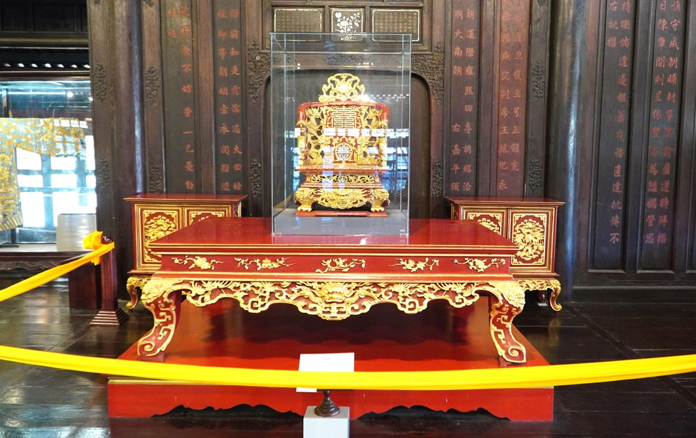 Những chiếc ngai quý thời triều Nguyễn đã được đặt trong lồng kính - ảnh 2