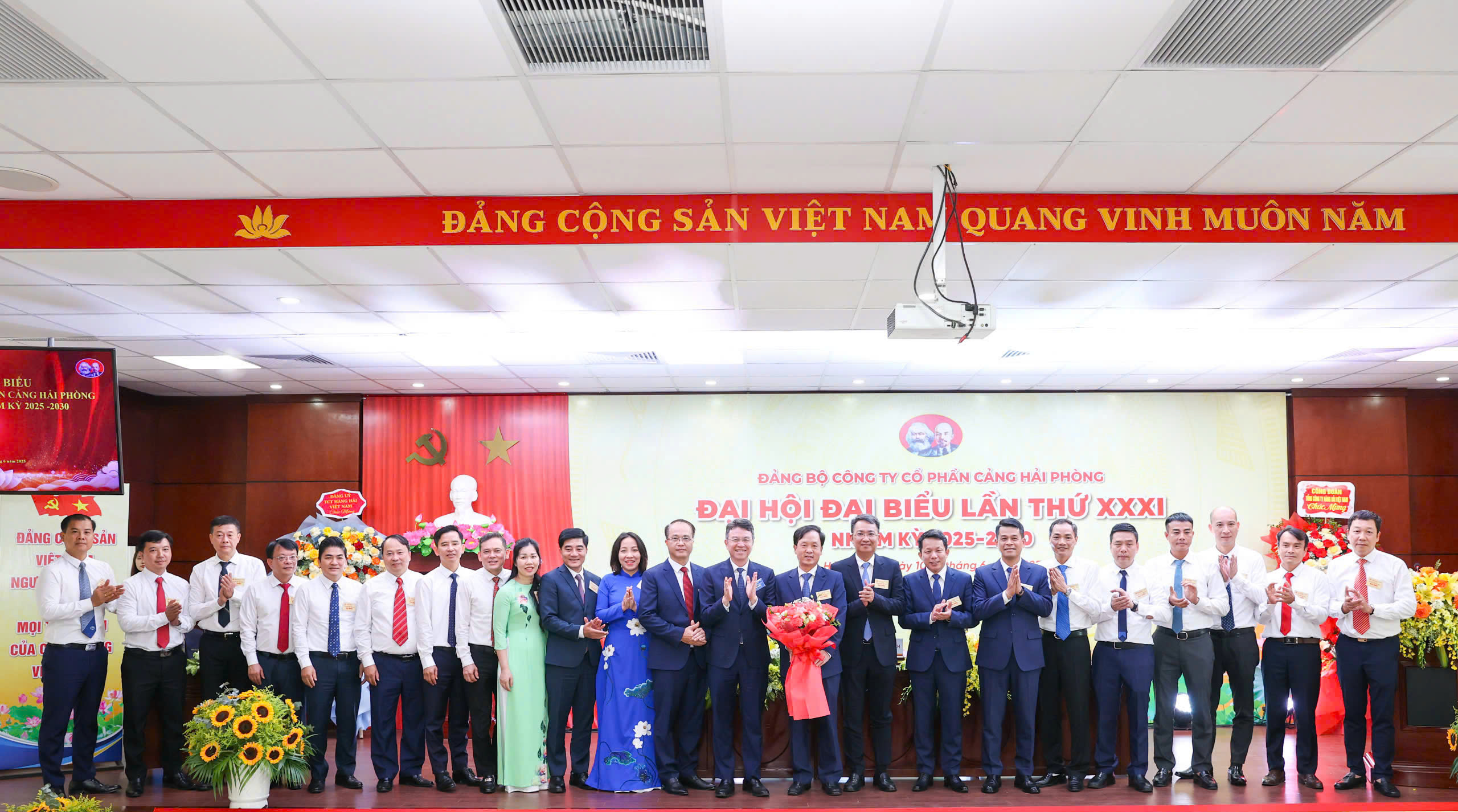 1679149359_Diva-My-Linh-Tung-Duong-gop-mat-trong-Le-hoi.jpg - Vietnam.vn