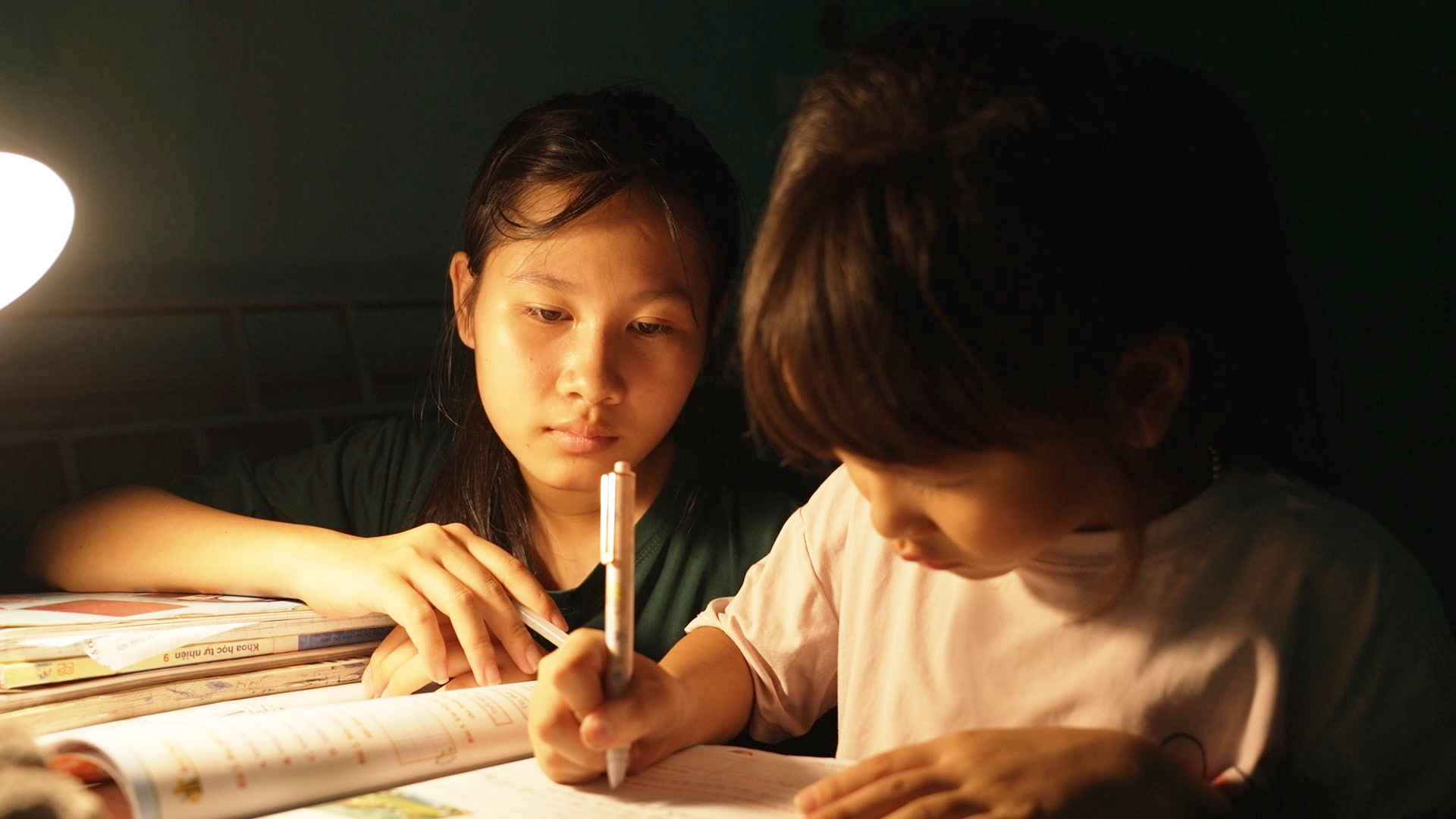 Chân bị đứt lìa, sau một tuần vẫn nối thành công - Vietnam.vn Cuộc sống còn nhiều gian khó, hai chị em Ngọc Lan và Ngọc Như vẫn chăm chỉ học tập.