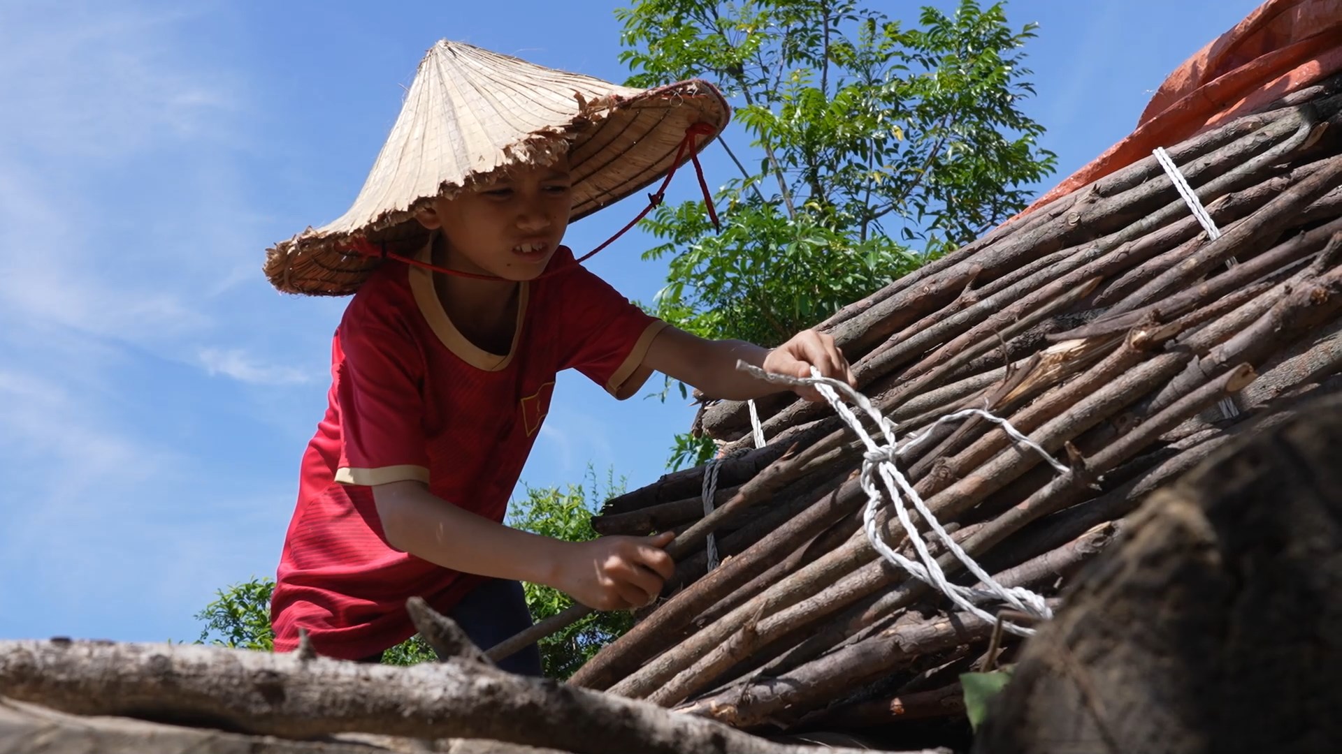 Brunei có kế hoạch xây nhà máy biến rác thành điện - Vietnam.vn Minh Khang phụ bà làm nương, chăm sóc các em và chưa từng bỏ buổi học nào dù đường đến trường đầy dốc đồi hiểm trở.