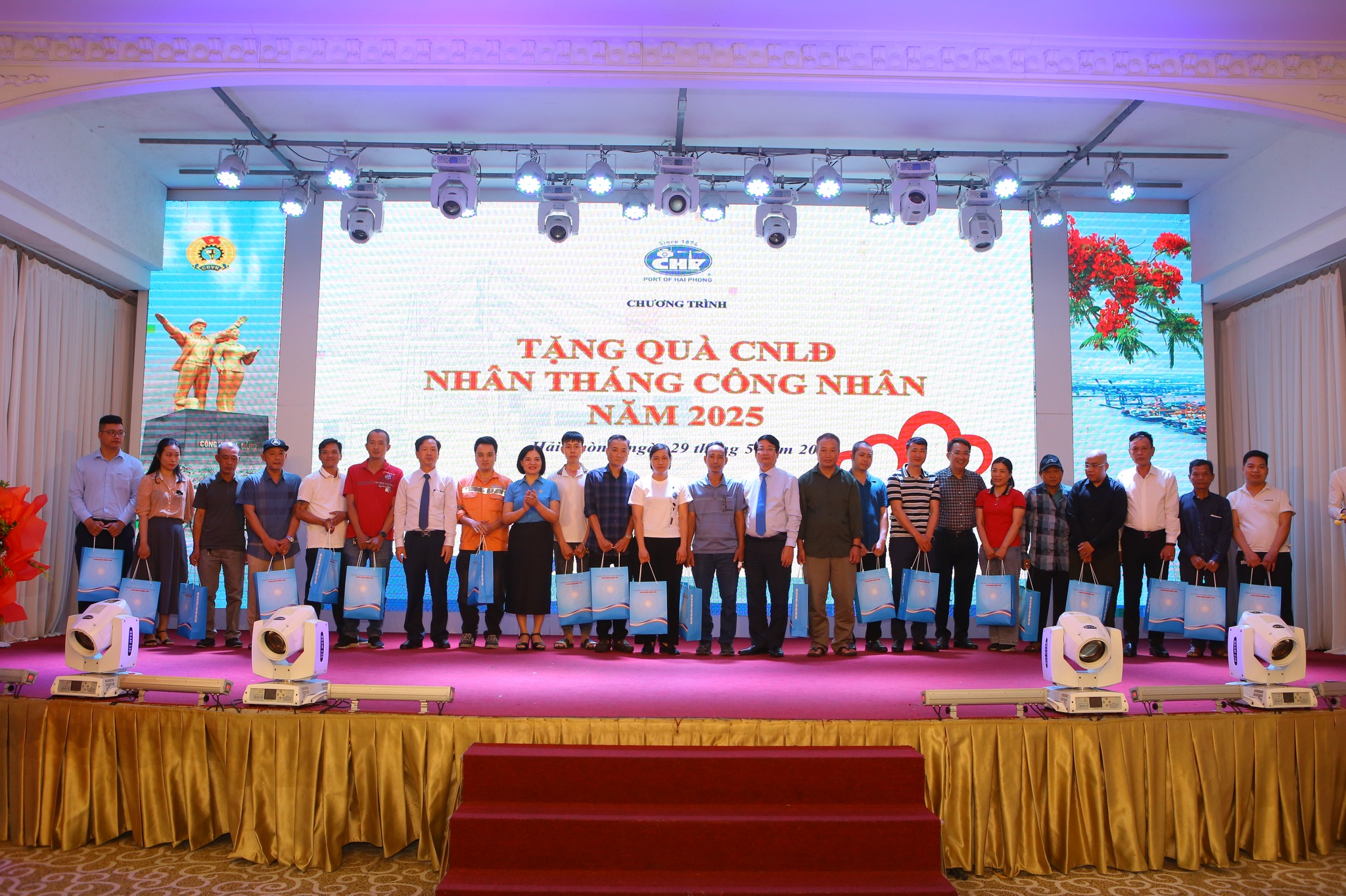 Có thể là hình ảnh về 14 người, cái bục và văn bản cho biết 'ফ UDY どH POTO CHƯƠNG THÌNH TẶNG QUÀ CNLĐ NHÂN THÁNG CÔNG NHÂN NĂM 2025'