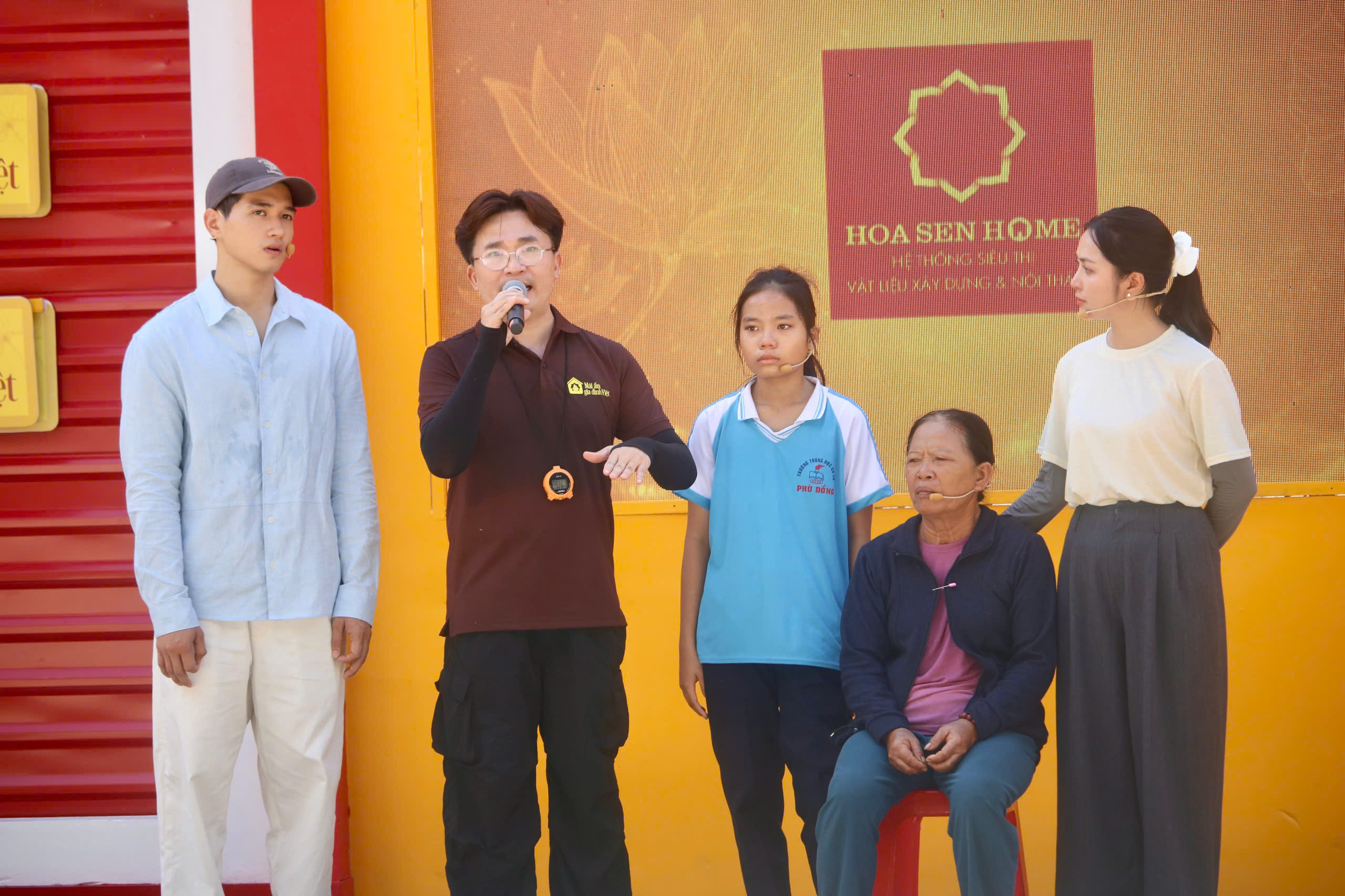 1679390209_Khai-mac-Dai-hoi-khoe-Vi-an-ninh-To-quoc.jpg - Vietnam.vn MC Đại Nghĩa chia sẻ cùng các nhân vật trong chương trình, không giấu được sự nghẹn ngào trước những hoàn cảnh quá đỗi éo le.