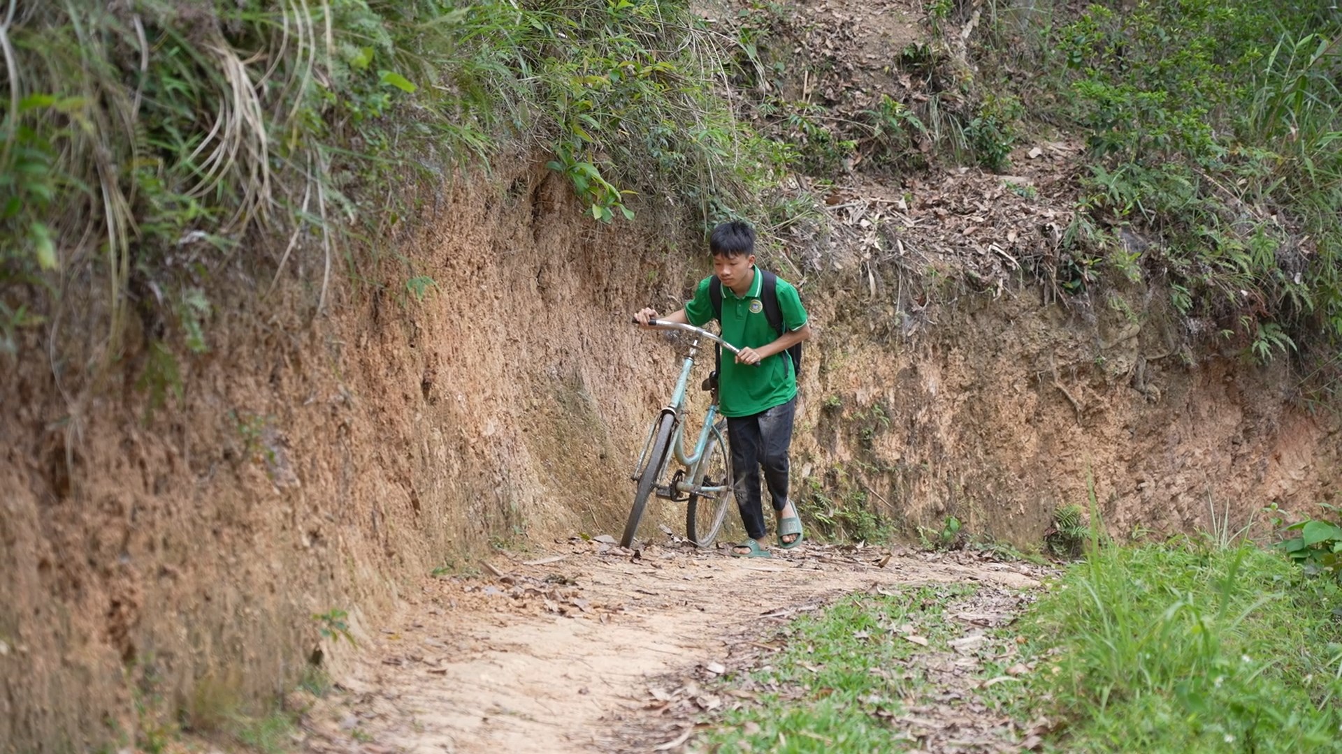 - Vietnam.vn Trên con đường đồi núi gập ghềnh, em Vi Mai Lâm vẫn đều đặn đạp xe đến trường mỗi ngày, mang theo ước mơ được học hành đến nơi đến chốn.